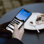 Cara Menghilangkan Bercak Putih di LCD HP Dengan Aman