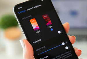 Cara Menggunakan Mode Gelap di iPhone untuk Mata yang Lebih Nyaman Cara Menggunakan Mode Gelap di iPhone untuk Mata yang Lebih Nyaman